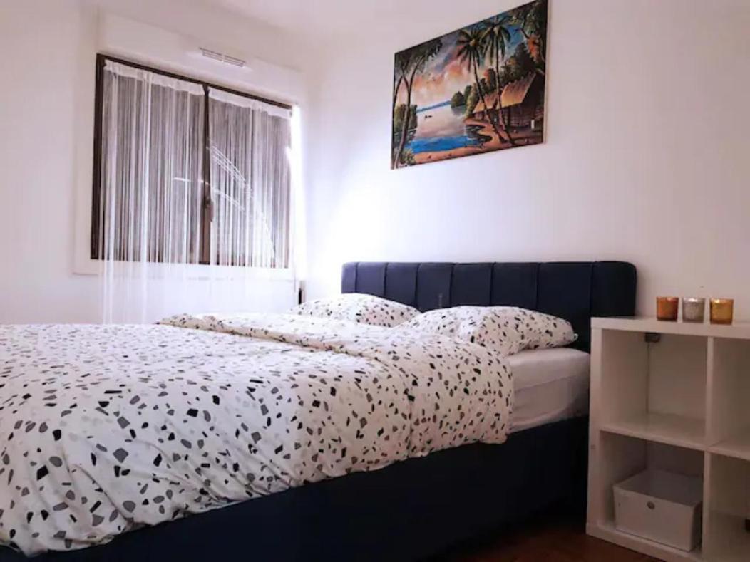 Pretty And Neat Bedroom In My Cosy Appartment. Puteaux Eksteriør bilde